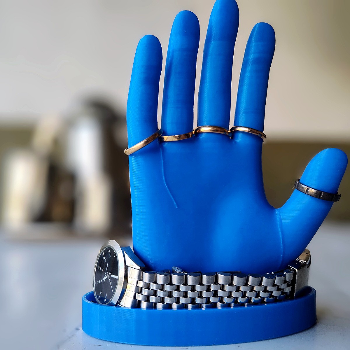 Mano porta anillos y relojes